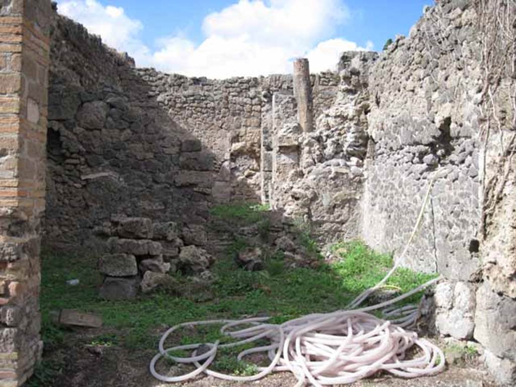 I.2.25 Pompeii. September 2010. Looking north to entrance doorway.
Photo courtesy of Drew Baker.