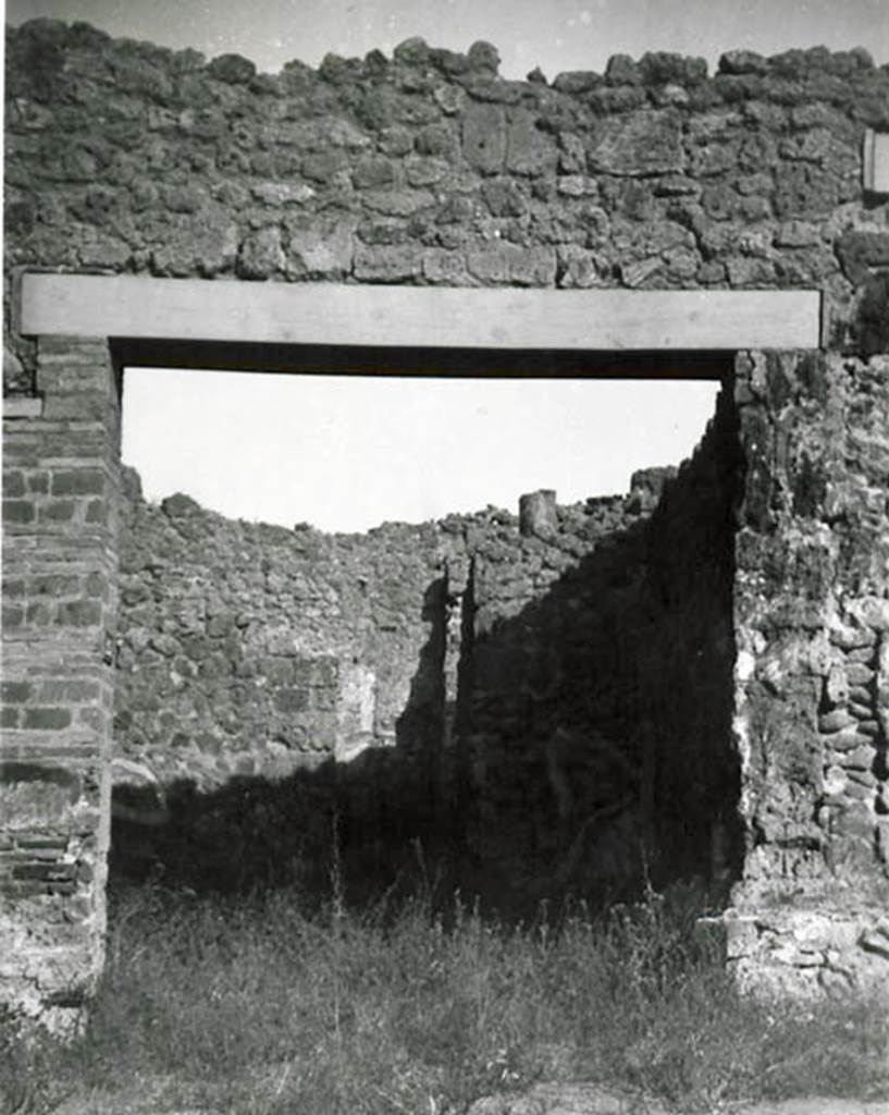 I.2.25 Pompeii. 1935 photo taken by Tatiana Warscher. Looking north to entrance doorway, from Vicolo del Conciapelle.
See Warscher T., 1935. Codex Topographicus Pompeianus: Regio I.2. (no.43), Rome: DAIR, whose copyright it remains.