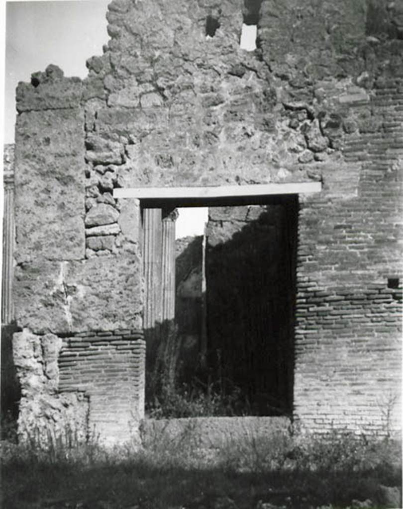 I.2.27 Pompeii. 1935 photo taken by Tatiana Warscher. Looking north to entrance doorway, the atrium of I.2.28 can be seen at its rear.
See Warscher T., 1935. Codex Topographicus Pompeianus: Regio I.2. (no.47), Rome: DAIR, whose copyright it remains.
According to Warscher, quoting Fiorelli –  “Una taberna che prima faceva parte della casa seguente fu convertita in vestibolo di altra abitazione, destinata ad inquilini di un piano superiore, ai quali si era cosi procurato un ingresso independente”. (translation: A workshop that would have been part of the following dwelling, it was converted into a vestibule of another dwelling for the tenants of the upper floor, which gave them an independent entrance”).
See Pappalardo, U., 2001. La Descrizione di Pompei per Giuseppe Fiorelli (1875). Napoli: Massa Editore. (p.37)
Warscher wrote – “Attraverso questo vestibolo si vedono le colonne dell’atrio tetrastilo della casa no. 28”. (translation: In the photo, across the vestibule one could see the columns of the tetrastyle atrium of house I.2.28).