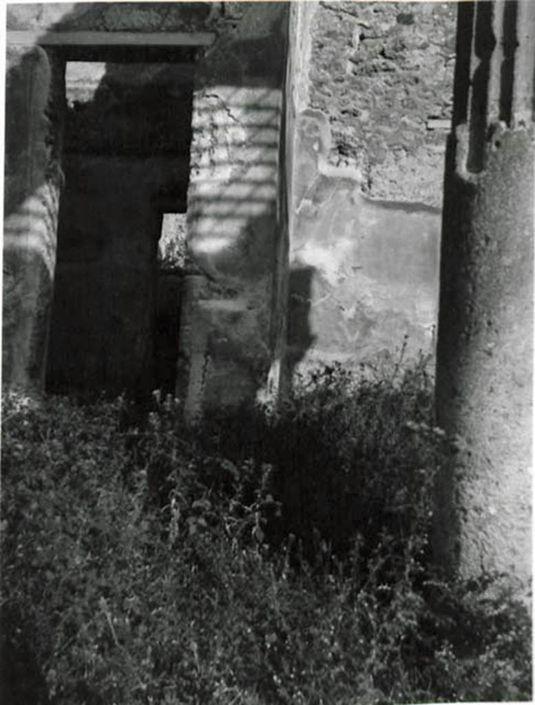 I.2.28 Pompeii. 1935 photo taken by Tatiana Warscher. Warscher wrote –
I.2.28 “La parte inferiore della colonna dell’impluvio riempita dello stucco secondo la modo dell’epoca tardiva e la porta della stanza “c”.
Looking towards north-west corner of atrium, with doorway to cubiculum.
See Warscher T., 1935. Codex Topographicus Pompeianus: Regio I.2. (no. 53), Rome: DAIR, whose copyright it remains.