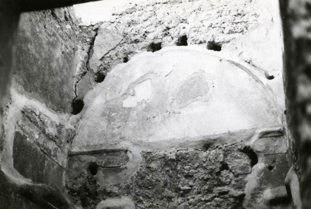 I.2.28 Pompeii. 1968. House, room left of Tablinum, N wall, upper zone and lunette.  
Photo courtesy of Anne Laidlaw.
American Academy in Rome, Photographic Archive. Laidlaw collection _P_68_8_16.