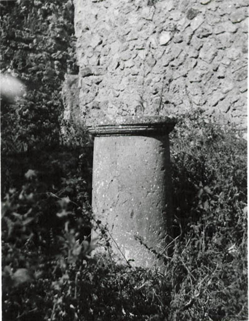 I.2.28 Pompeii. 1935 photo taken by Tatiana Warscher. “Il sostegno della tavola”. (Translation: the table support).
See Warscher T., 1935. Codex Topographicus Pompeianus: Regio I.2. (no. 55), Rome: DAIR, whose copyright it remains.
Warscher wrote – “Il sostegno della tavola è perforato verticalmente per uno tubo: si poteva farne una fontana, si capisce nelle ore in cui non si mangiava nel triclinio.
L’ambiente sotto il triclinio dove si trovavano i tubi del’acquedotto merita una investigazione speciale”.
(translation: "The support of the table was perforated vertically by a pipe: one understood you could make a fountain for the time in which you ate at the triclinium. The area under the triclinium where the water pipes could be found deserved a special "investigation”.)