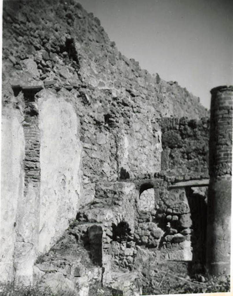 I.2.28 Pompeii. 1935 photo taken by Tatiana Warscher, described as “La parte NE del pseudo-peristilio”.  North-east corner of garden area, looking east towards steps to upper floor.
See Warscher T., 1935. Codex Topographicus Pompeianus: Regio I.2. (no.56), Rome: DAIR, whose copyright it remains.