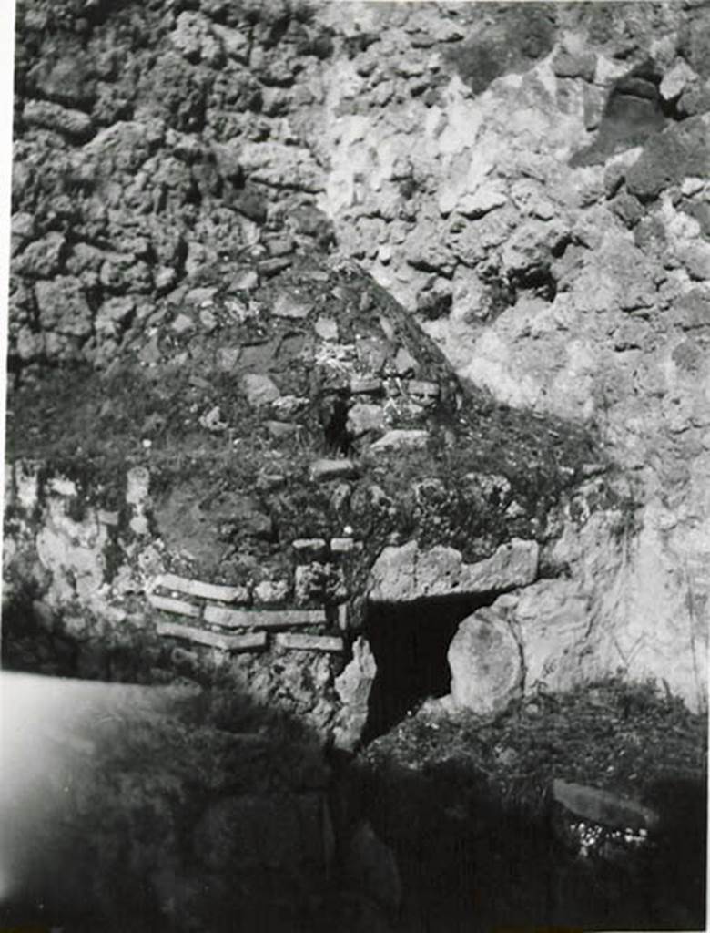 I.2.28 Pompeii. 1935 photo taken by Tatiana Warscher described as “Il forno nella cucina “k”. 
(translation: “Oven in kitchen area, “k”).
See Warscher T., 1935. Codex Topographicus Pompeianus: Regio I.2. (no.58), Rome: DAIR, whose copyright it remains.
