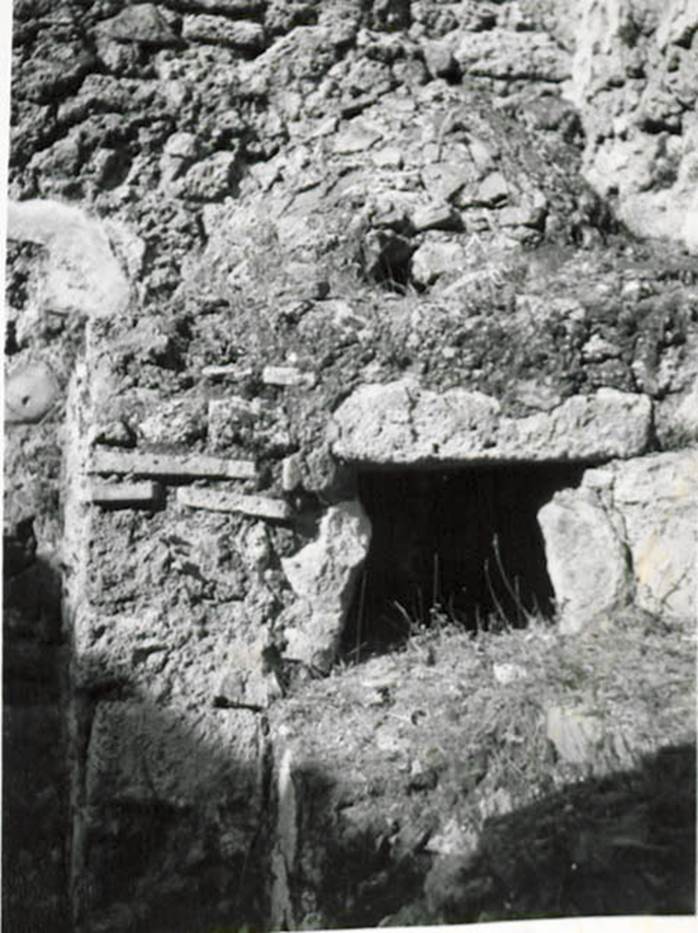 I.2.28 Pompeii. 1935 photo taken by Tatiana Warscher. Detail of oven in kitchen.
See Warscher T., 1935. Codex Topographicus Pompeianus: Regio I.2. (no.58a), Rome: DAIR, whose copyright it remains.