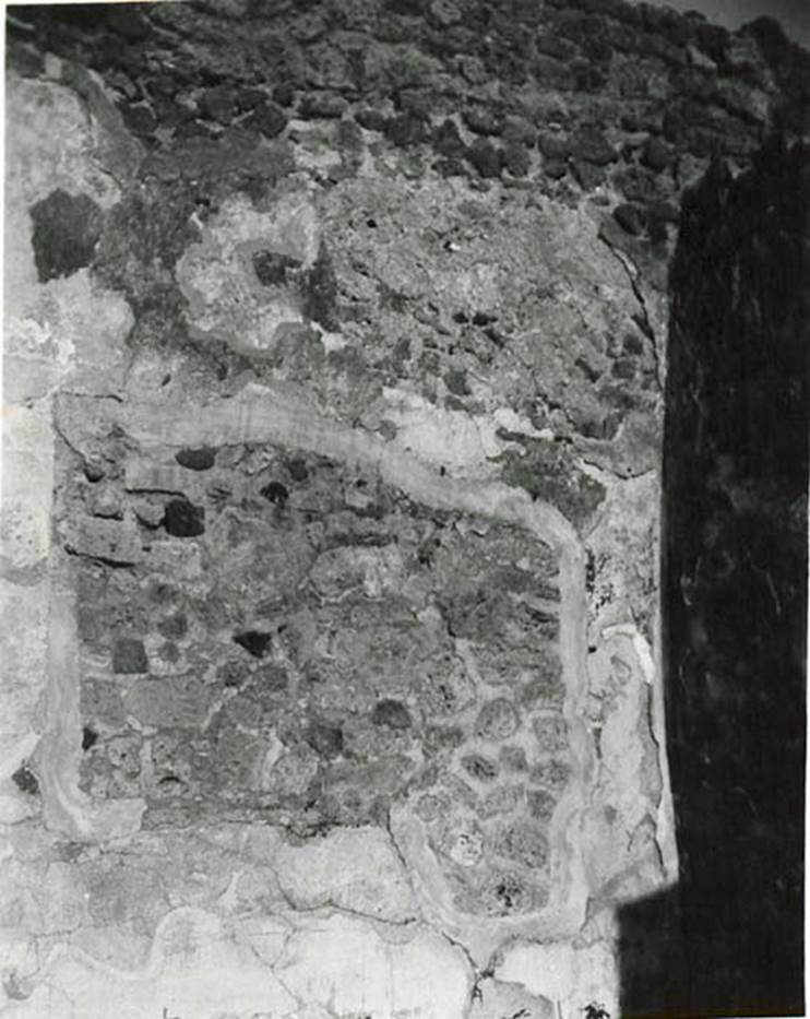 I.2.28 Pompeii. West wall of triclinium. 1935 photo taken by Tatiana Warscher, described as “Il muro occidentale del triclinio “i”. (translation: “The west wall of triclinium “i”).
See Warscher T., 1935. Codex Topographicus Pompeianus: Regio I.2. (no.61), Rome: DAIR, whose copyright it remains.
According to Warscher, “Il posto dal quale è stato tolto il quadro di Cassandra”.
(translation: “The place from which the painting of Cassandra had been taken”.)