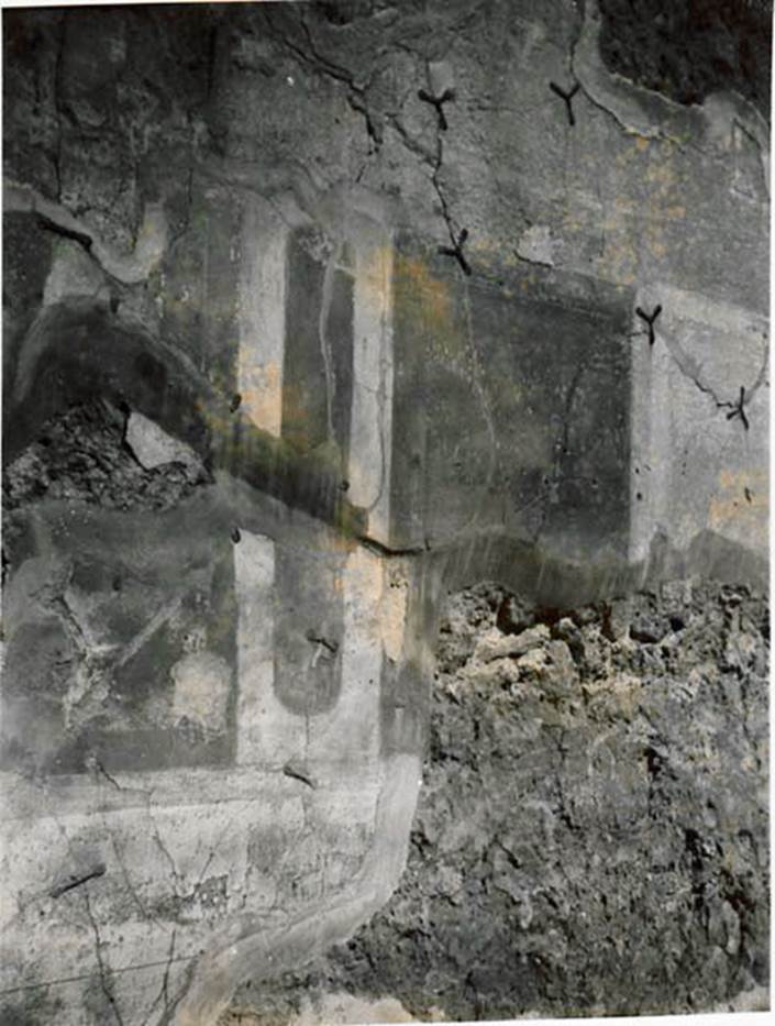 I.2.28 Pompeii. North wall of triclinium. 1935 photo taken by Tatiana Warscher, described as “I resti della decorazione della parete nord”. (translation: “The remains of the decoration from the north wall”.
See Warscher T., 1935. Codex Topographicus Pompeianus: Regio I.2. (no.60), Rome: DAIR, whose copyright it remains.
Warscher quoting Bull. Inst. 1873, p. 244, described – “Un paesaggio pure era dipinto sul muro dirimpetto, ma vi si riconosce soltanto un tempietto ed una parte del cielo”.
(translation: “A landscape was still painted on the wall opposite, but there only can only recognise a temple and a part of the sky”.)
