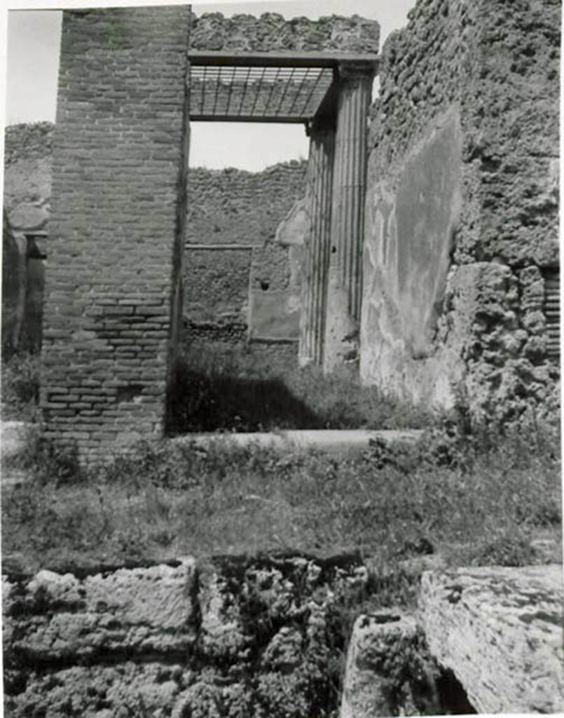 I.2.28 Pompeii. 1935 photo taken by Tatiana Warscher. Looking north to entrance doorway, and east side of entrance corridor.
See Warscher T., 1935. Codex Topographicus Pompeianus: Regio I.2. (no.51), Rome: DAIR, whose copyright it remains.