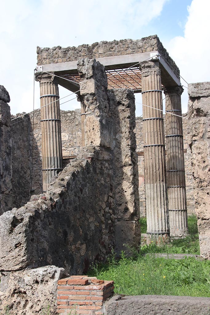 I.2.28 Pompeii. October 2024. 
Looking towards columns around impluvium in atrium, taken from I.2.27. Photo courtesy of Klaus Heese.