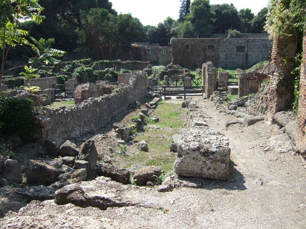 I.1 Pompeii. September 2005. Vicolo del Conciapelle, looking west. (I.2.29 with remains of steps, on right.)