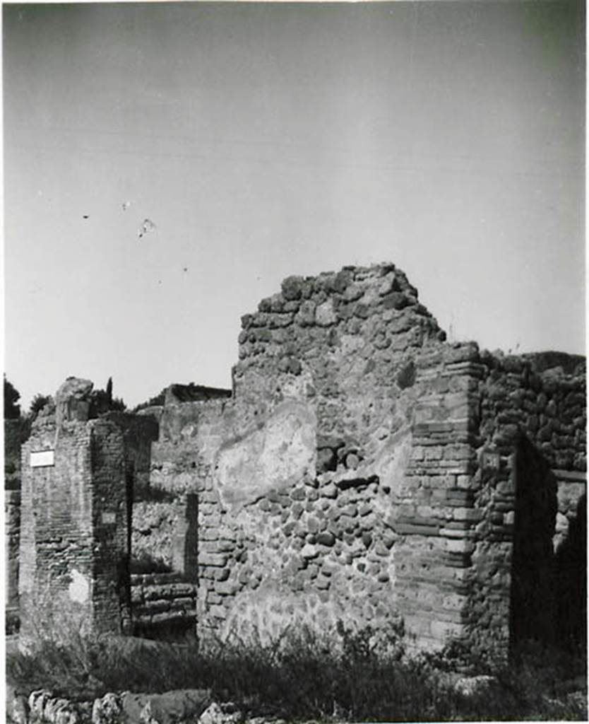 I.2.32 and I.2.31 Pompeii, on right. 1935 photo taken by Tatiana Warscher. Looking towards doorways in Vicolo del Conciapelle, the entrance to I.2.31 can be seen on the right.  
See Warscher T., 1935. Codex Topographicus Pompeianus: Regio I.2. (no. 65), Rome: DAIR, whose copyright it remains.
According to Warscher: I.2.31 “Una piccola casa, forse una taberna”.