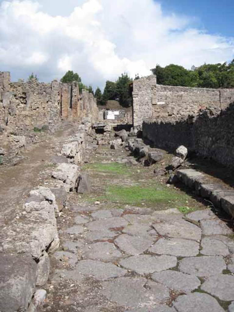 I.2.32 Pompeii. September 2010. Looking east along Vicolo del Conciapelle towards Vicolo del Citarista. Photo courtesy of Drew Baker.