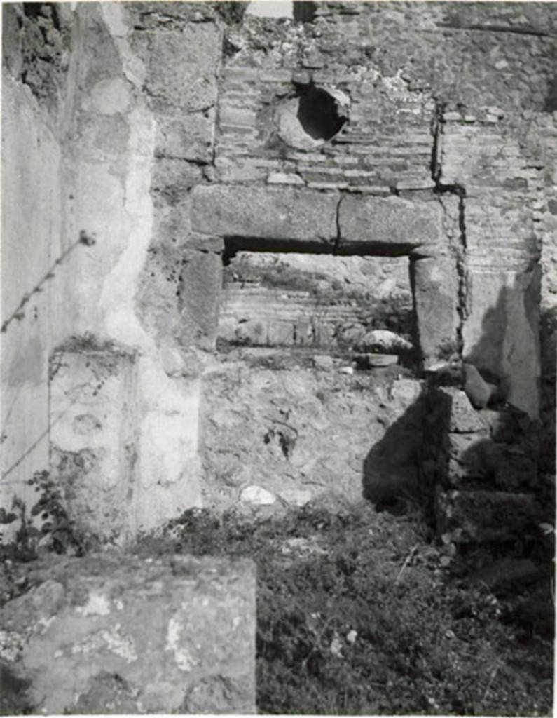 I.3.1 Pompeii. 1935 photograph taken by Tatiana Warscher. Looking east to oven in north-east corner.
See Warscher T., 1935. Codex Topographicus Pompeianus: Regio I.3. (no.2), Rome: DAIR, whose copyright it remains.