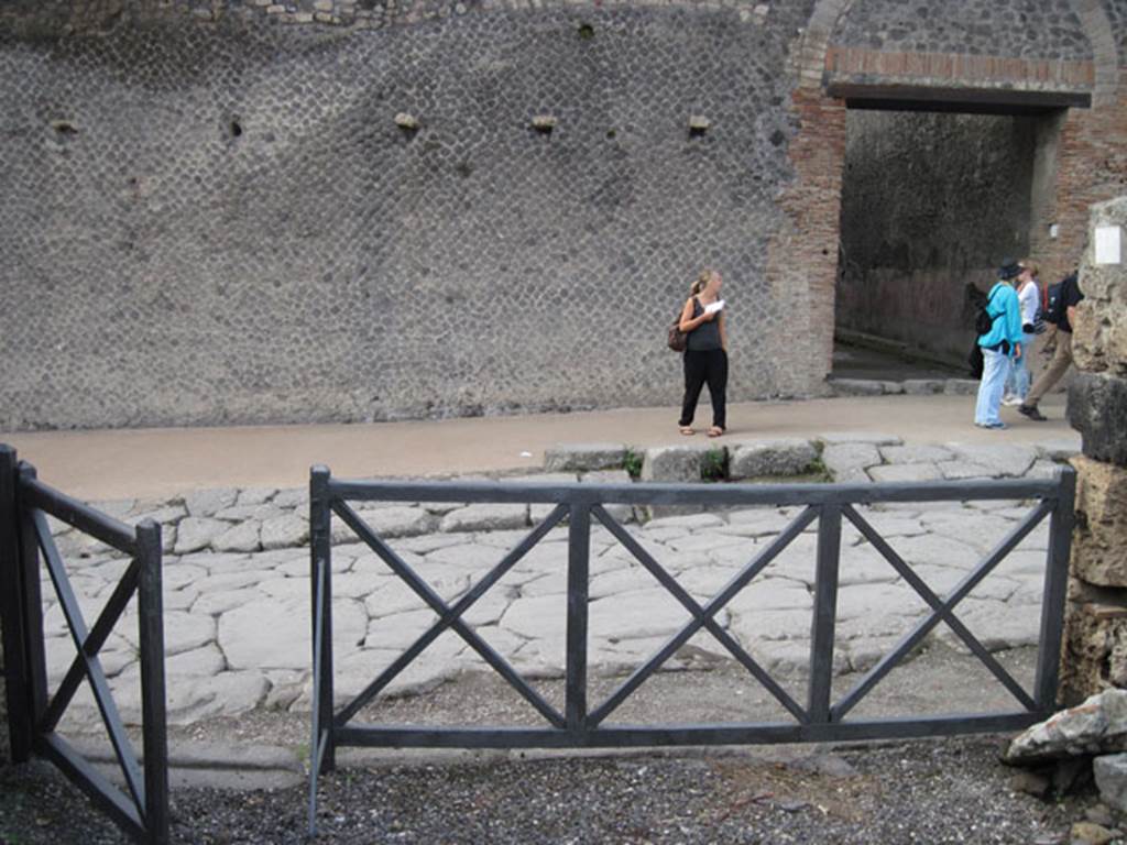I.3.1 Pompeii. September 2010. Looking west from bakery sales room onto via Stabiana. 
Photo courtesy of Drew Baker.