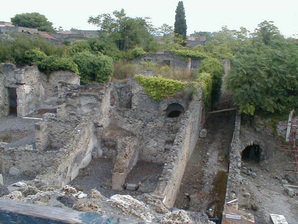 I.3.3/2/1 Pompeii, on left. September 2005. Unnamed vicolo looking east, taken from Little Theatre and I.2.15/14/13 on right.