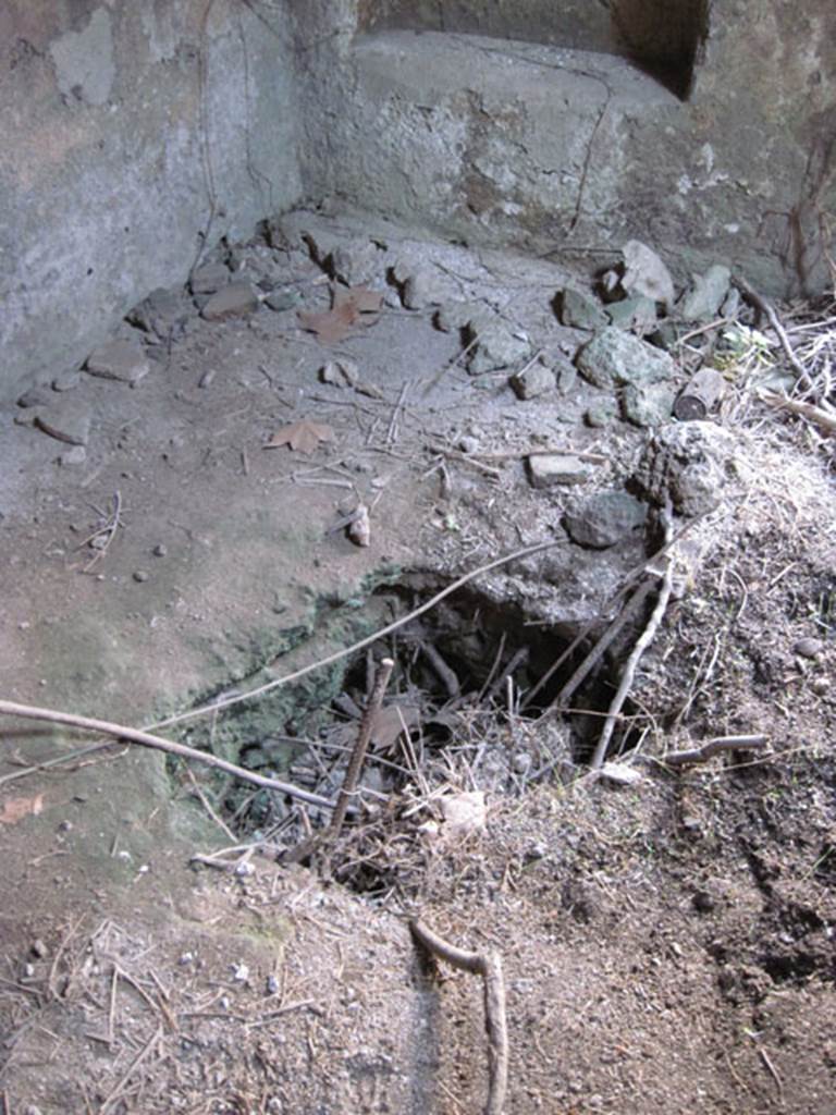 I.3.3 Pompeii. September 2010. Subterranean Level, detail of hole in floor. Photo courtesy of Drew Baker.