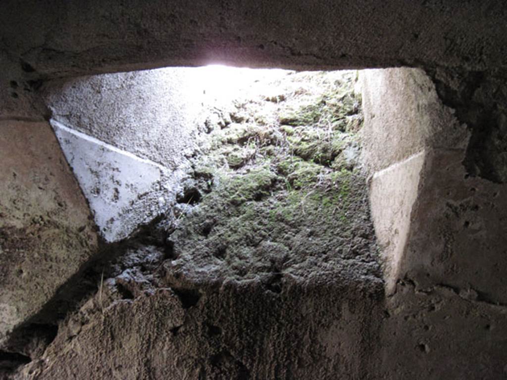 I.3.3 Pompeii. September 2010. Subterranean Level, detail of hole in east wall providing a skylight from the upper peristyle to underground room. Photo courtesy of Drew Baker.