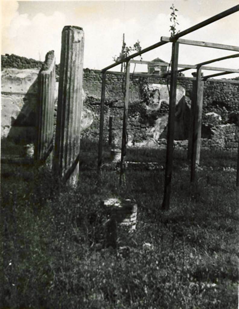 I.3.3 Pompeii. 1935 photograph taken by Tatiana Warscher, taken from the south.
Looking north along the west portico of the peristyle. See Warscher, T, 1935: Codex Topographicus Pompejanus, Regio I, 3: (no.6), Rome, DAIR, whose copyright it remains.  
According to Warscher, quoting Mau in Bull. Inst. 1874, p. 182, she wrote that 
“Il pavimento del peristilio è di mattoni pesti (opus Signinum) con pietruzze bianche poste in file, che fra le colonne formano una spezie di disegno” – (adesso distrutto).
(translation: "The floor of the peristyle was made of crushed brick (opus Signinum) with white stones laid in rows, these formed a type of design between the columns." – (now destroyed).