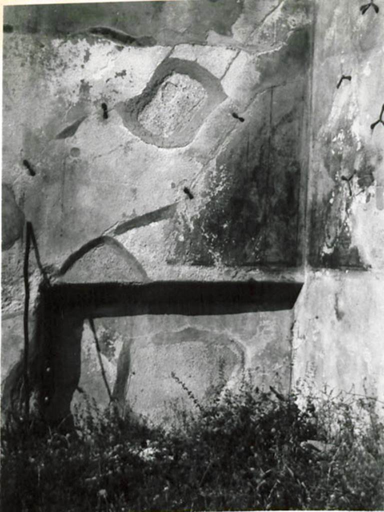 I.3.3 Pompeii. 1935 photograph taken by Tatiana Warscher. Recess in north-west corner.
Warscher wrote: “Triclinio “u” dove si vede l’incassatura per il letto.  Non è rimasto niente della pittura tranne alcune macchie colorate”. 
(translation: “Triclinium “u” where one could see the recess for the couch. Nothing remains of the painting other than coloured dots”.
See Warscher, T, 1935: Codex Topographicus Pompejanus, Regio I, 3: (no.11), Rome, DAIR, whose copyright it remains.