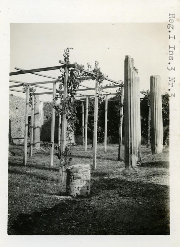 I.3.3 Pompeii. Pre-1937-39. Looking south across the west portico of the peristyle.
Photo courtesy of American Academy in Rome, Photographic Archive. Warsher collection no. 1816.