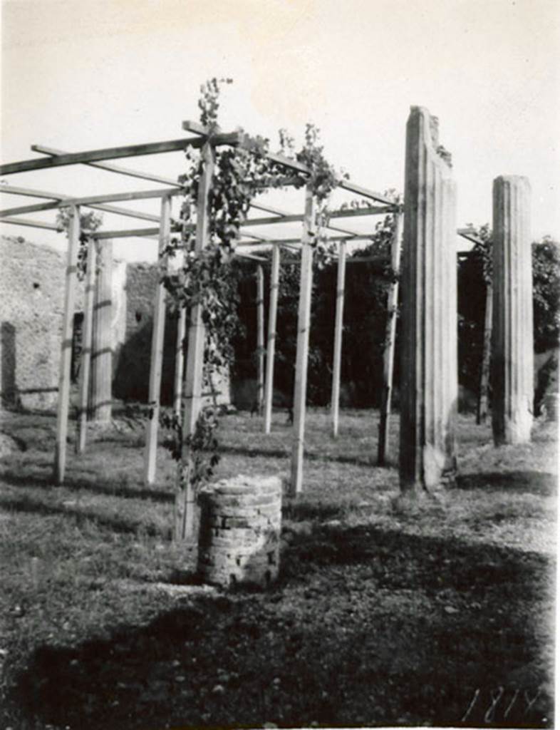 I.3.3 Pompeii. 1935 photograph taken by Tatiana Warscher, taken from the north.
Looking south across the west portico of the peristyle.
See Warscher, T, 1935: Codex Topographicus Pompejanus, Regio I, 3: (no.8), Rome, DAIR, whose copyright it remains.