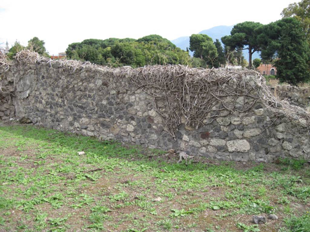 I.3.3 Pompeii. September 2010. Upper peristyle area, south wall of large exedra or triclinium.  Photo courtesy of Drew Baker.