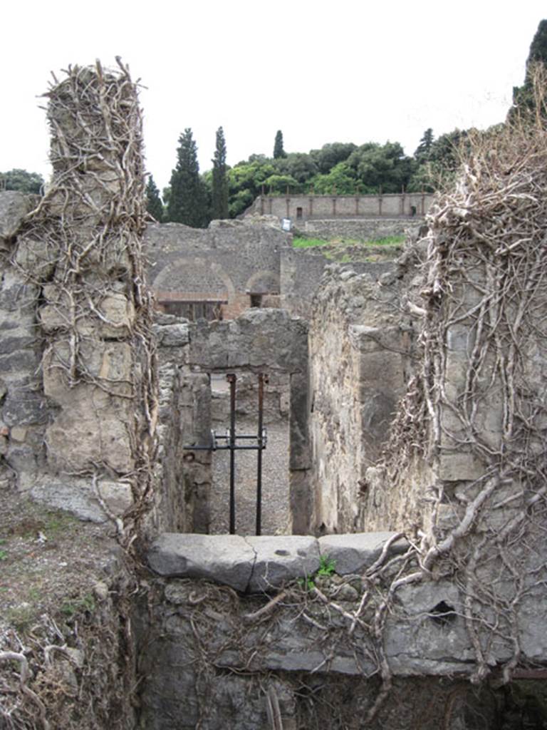 I.3.3 Pompeii. September 2010. Upper peristyle area, looking west across collapsed area to the stair passage leading up from the lower house. Photo courtesy of Drew Baker.