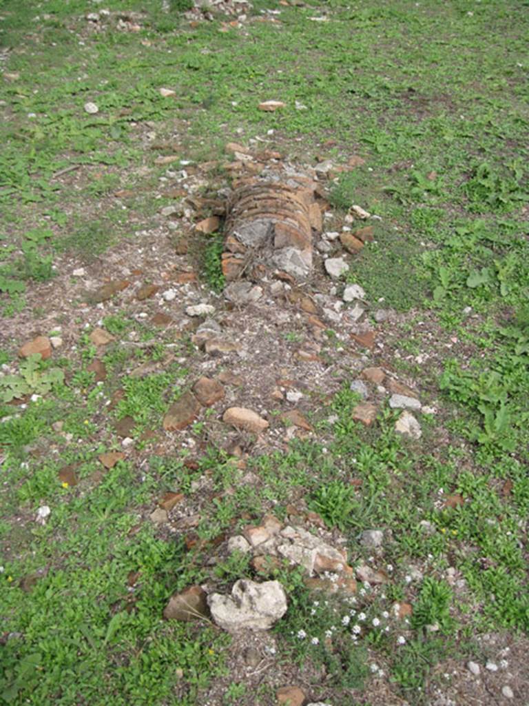 I.3.3 Pompeii. September 2010. Upper peristyle area, detail of fallen column in peristyle. 
Photo courtesy of Drew Baker.