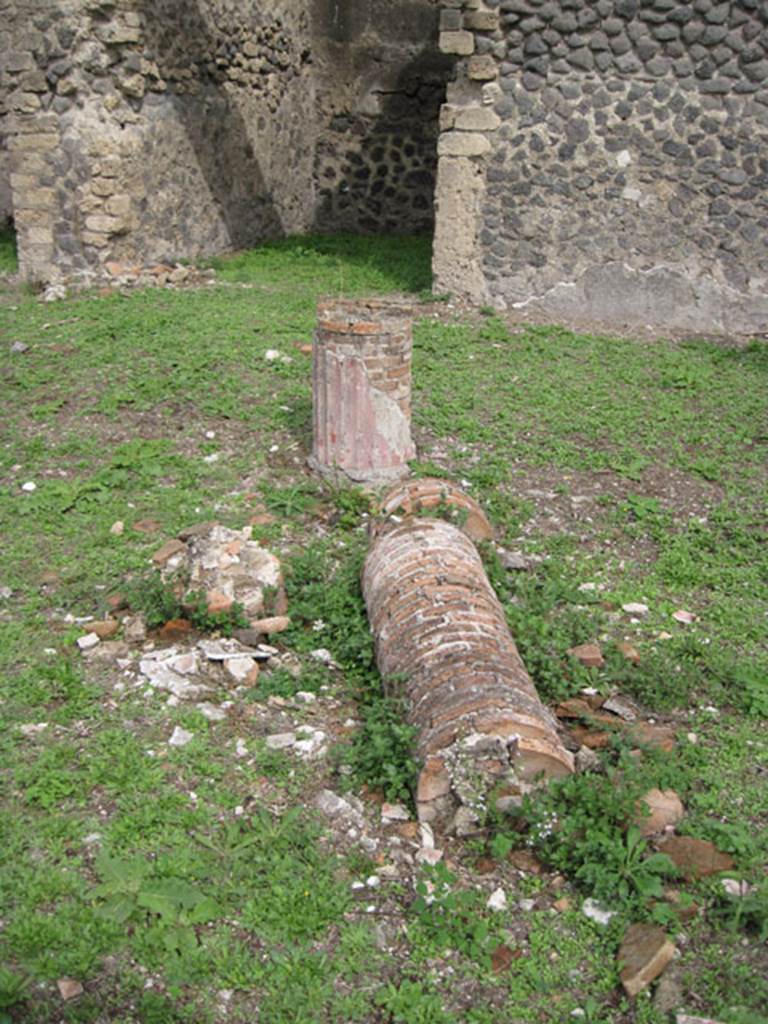 I.3.3 Pompeii. September 2010. Upper peristyle area, detail of fallen column in peristyle. 
Photo courtesy of Drew Baker.