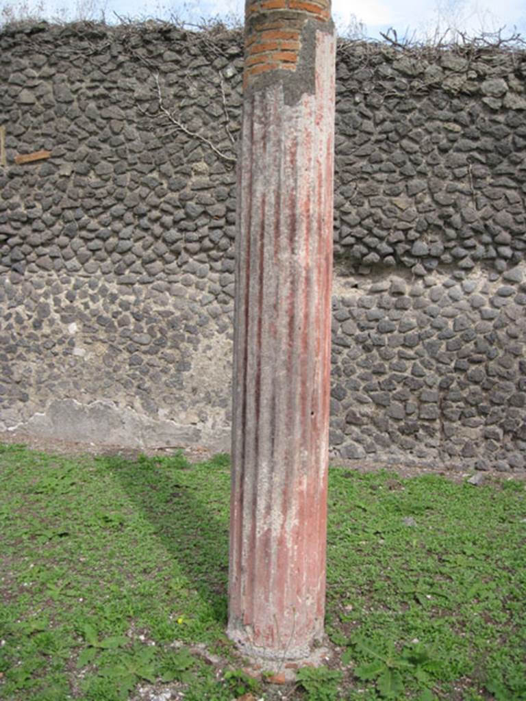 I.3.3 Pompeii. September 2010. Upper peristyle area, showing detail of standing column in peristyle. Photo courtesy of Drew Baker.
