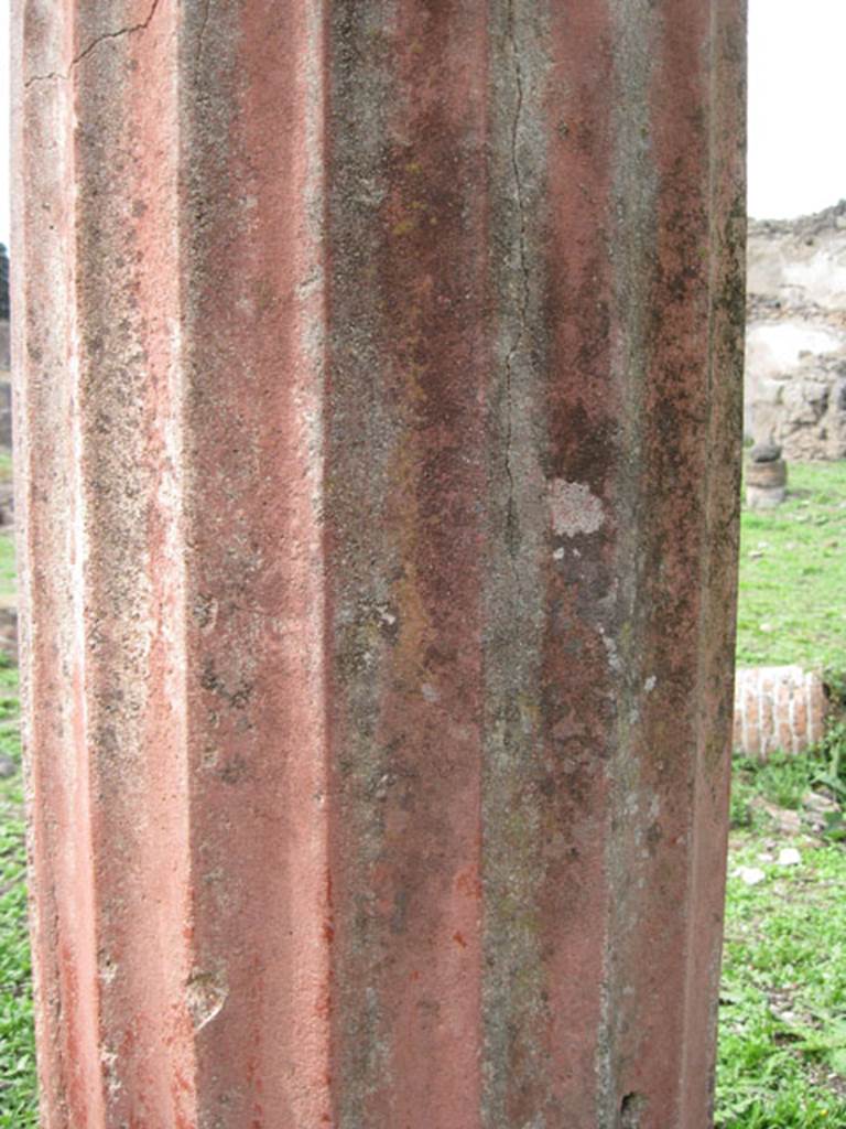 I.3.3 Pompeii. September 2010. Upper peristyle area, showing close up detail of plasterwork fluting on standing column. Photo courtesy of Drew Baker.