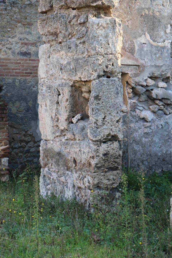 I.3.3 Pompeii. December 2018. 
Looking towards south wall of atrium with niche. Photo courtesy of Aude Durand.