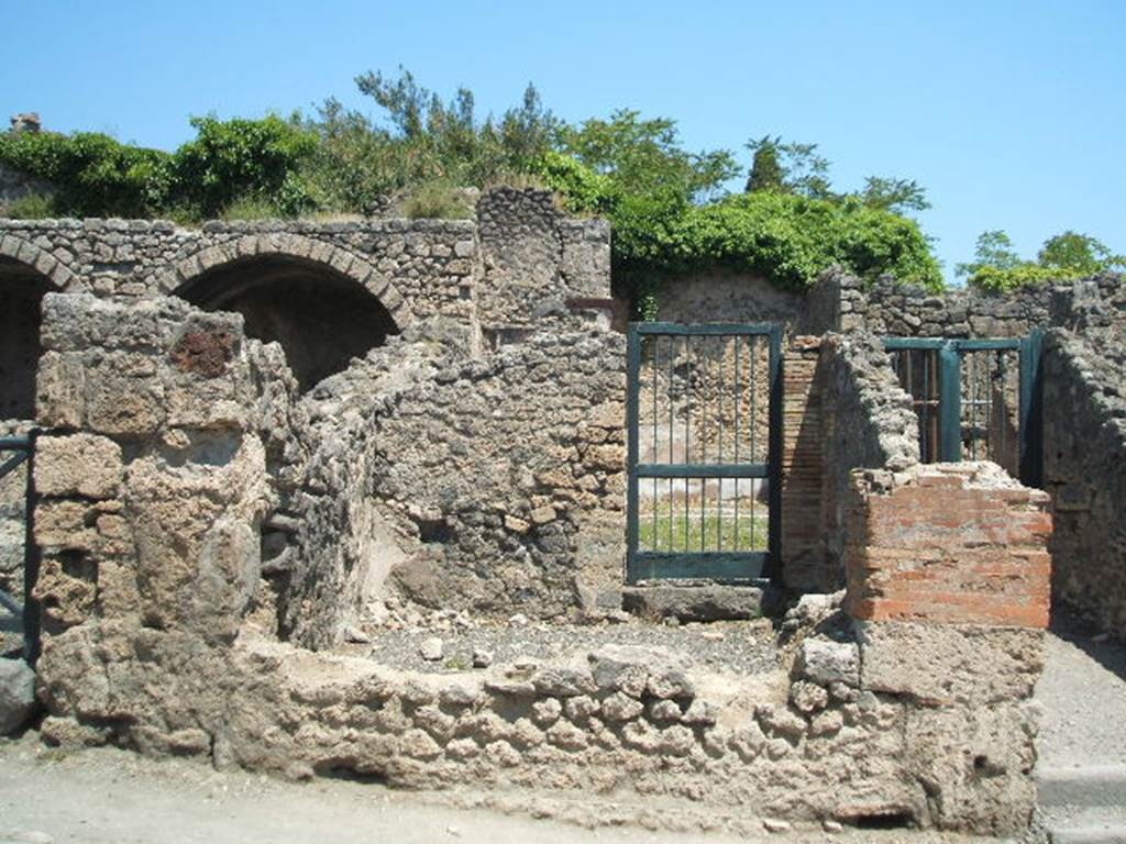 I.3.4 Pompeii. May 2005. Shop. According to Warscher, quoting Fiorelli, she wrote –
I.3.4 “Bottega annessa alla casa precedente, dalla quale si passava per una porta che ha nel fondo”.
(translation: Shop annexed to the previous house, to which one went by a door that it had at the rear”.)
See Warscher, T, 1935: Codex Topographicus Pompejanus, Regio I, 3:  Rome, DAIR.