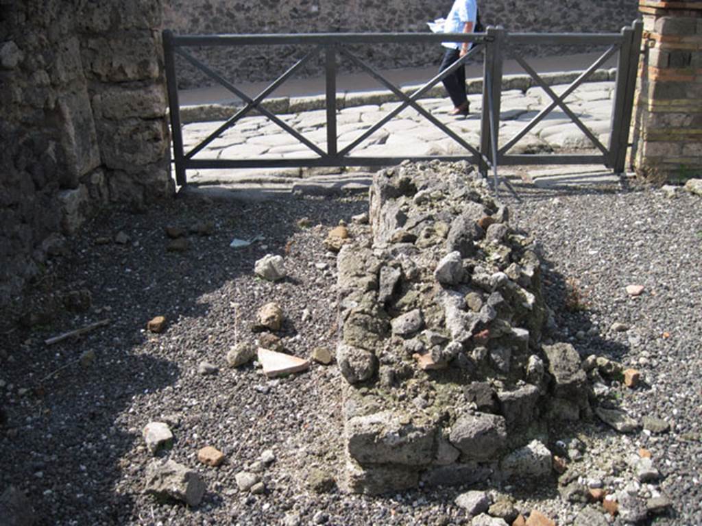I.3.5 Pompeii. September 2010. Looking west across the remains of the podium in the entrance room, towards the entrance doorway onto Via Stabiana. Photo courtesy of Drew Baker.