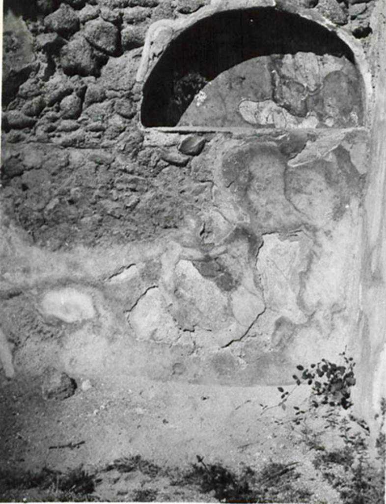 I.3.5 Pompeii. 1935 photograph taken by Tatiana Warscher. She wrote -
“In the rear wall of the vaulted room, one found a vaulted lararium”.
See Warscher, T, 1935: Codex Topographicus Pompejanus, Regio I, 3: (no.13), Rome, DAIR, whose copyright it remains.