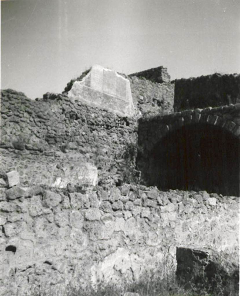 I.3.6 Pompeii. 1935 photograph taken by Tatiana Warscher. Warscher wrote –
I.3.6 “A destra, cioe sopra alla stanza a volta, i resti del muro del primo piano rivestiti di stucco con pochi avanzi di pittura”.
(translation: To the right, above the vaulted room, there are remains of a first floor room covered in stucco with a few remains of paintings”.
See Warscher, T, 1935: Codex Topographicus Pompejanus, Regio I, 3: (no.15), Rome, DAIR, whose copyright it remains.