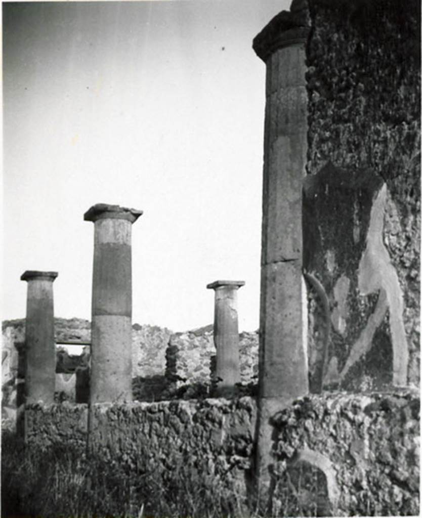 I.3.8b Pompeii. 1935 photograph taken by Tatiana Warscher, looking east along the north portico, and towards a column on the east portico.  
See Warscher, T, 1935: Codex Topographicus Pompejanus, Regio I, 3: (no.19a), Rome, DAIR, whose copyright it remains.
