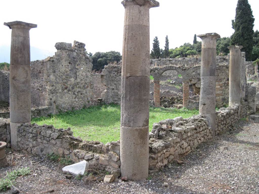 I.3.8b Pompeii. September 2010. Looking across peristyle towards south-west corner. 
Photo courtesy of Drew Baker.