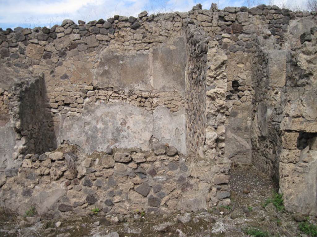 I.3.8b Pompeii. September 2010. North wall of tablinum. On the left can be seen the room in north-east corner of peristyle above the remains of its wall. On the right can be seen a doorway into a small room, with a window in its east wall. Fiorelli described these rooms as l’apotheca (small storeroom?), with another one at its rear. See Pappalardo, U., 2001. La Descrizione di Pompei per Giuseppe Fiorelli (1875). Napoli: Massa Editore. (p.39)
Photo courtesy of Drew Baker.