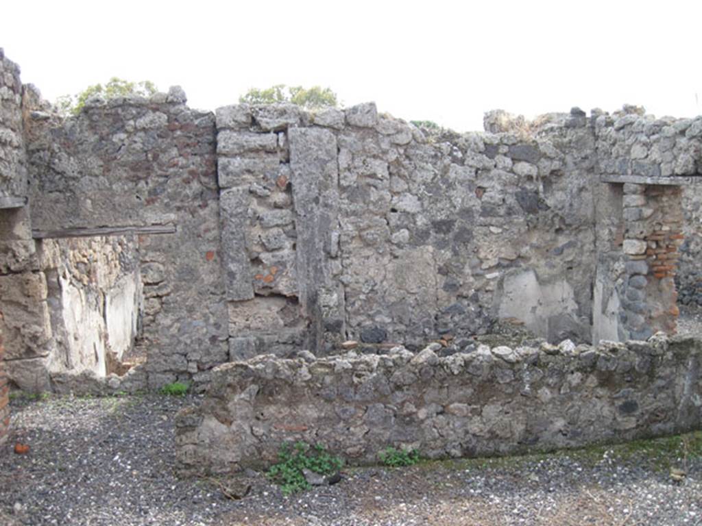 I.3.8b Pompeii. September 2010. Looking towards remains of south wall of tablinum. At the rear can be seen the corridor/kitchen. Photo courtesy of Drew Baker.