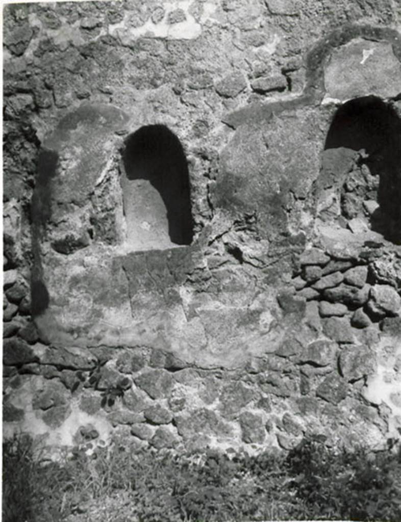 I.3.8b Pompeii. 1935 photograph taken by Tatiana Warscher described as – Two niches for the household gods, from a rear room.
See Warscher, T, 1935: Codex Topographicus Pompejanus, Regio I, 3: (no.25a), Rome, DAIR, whose copyright it remains.