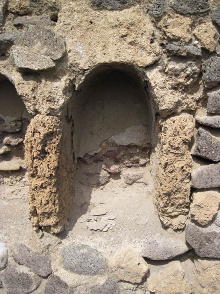 I.3.8b Pompeii. September 2010. Detail of central niche in east wall. Photo courtesy of Drew Baker.
