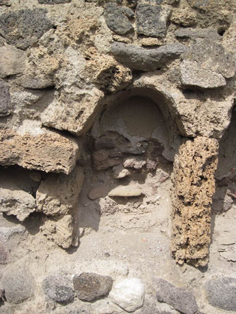I.3.8b Pompeii. September 2010. Detail of western niche in north wall. Photo courtesy of Drew Baker.