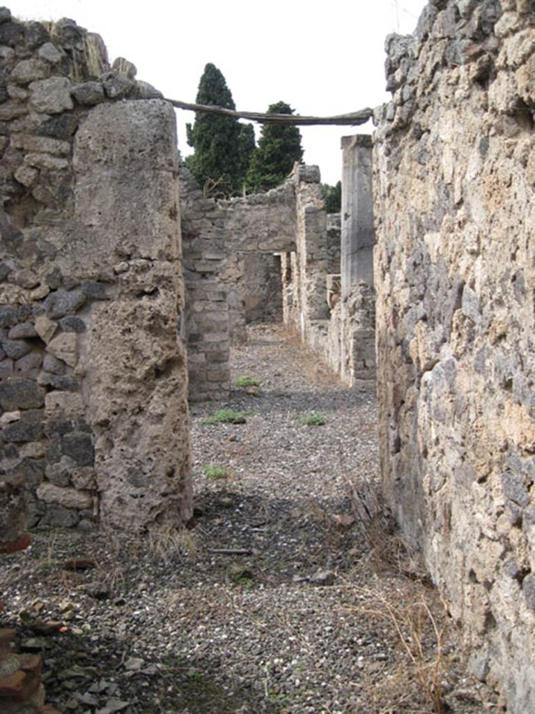 I.3.8b Pompeii. September 2010. Looking west across small vestibule from cubiculum, towards doorway to south-east portico. Photo courtesy of Drew Baker.