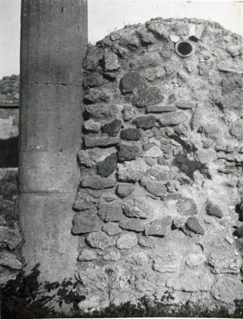 I.3.8b Pompeii. 1935 photograph taken by Tatiana Warscher. Looking east towards the rear of the oven, resting on the east portico. The terracotta pipe to lead the smoke to the exterior was embedded in the wall of the oven.
See Warscher, T, 1935: Codex Topographicus Pompejanus, Regio I, 3: (no.25), Rome, DAIR, whose copyright it remains.