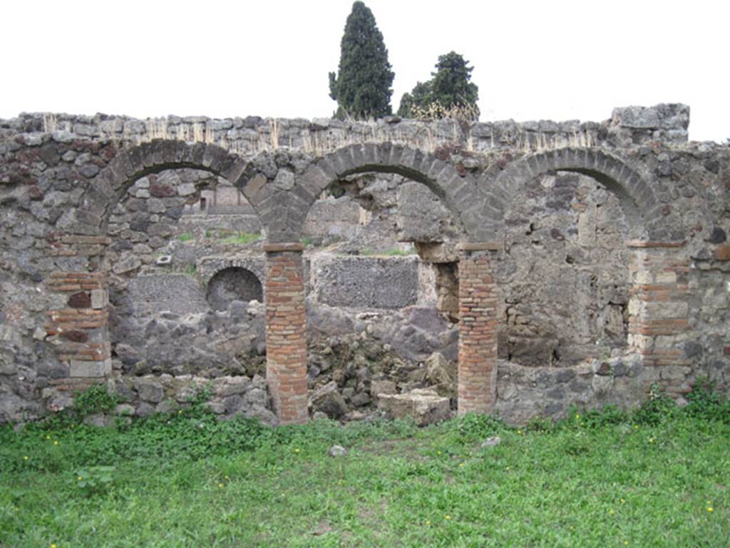 I.3.8b Pompeii. September 2010. Looking west from centre of peristyle garden towards west portico, showing access to garden between the two brick columns under the central arch. Photo courtesy of Drew Baker.