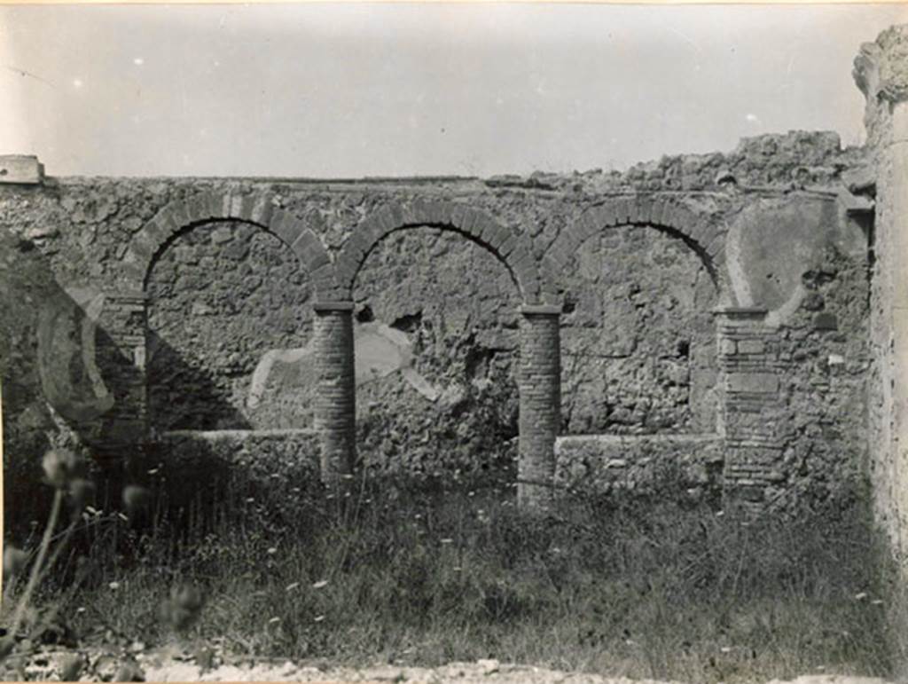 I.3.8b Pompeii. 1931 photograph, looking towards the west portico.  
This negative belonged to the Institute Germanico, 1931, 2839.
See Warscher, T, 1935: Codex Topographicus Pompejanus, Regio I, 3: (no.18a), Rome, DAIR, whose copyright it remains.  
DAIR 31.2839. Photo © Deutsches Archäologisches Institut, Abteilung Rom, Arkiv.