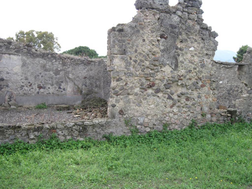 I.3.8b Pompeii. September 2010. Looking south-west from centre of peristyle garden towards south portico. On the left can be seen the large window from the garden, looking into the exedra. Photo courtesy of Drew Baker.
