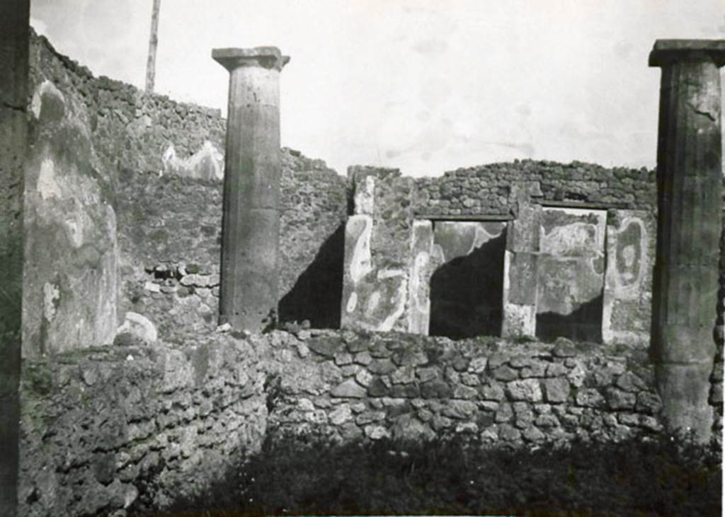 I.3.8b Pompeii. 1935 photograph taken by Tatiana Warscher. Taken from the centre of the peristyle, looking east along the north portico towards the corner column in the north-east corner, and the column on the east portico. Above the top of the parapet you can see the rooms located in the eastern part of the house.
See Warscher, T, 1935: Codex Topographicus Pompejanus, Regio I, 3: (no.22), Rome, DAIR, whose copyright it remains.