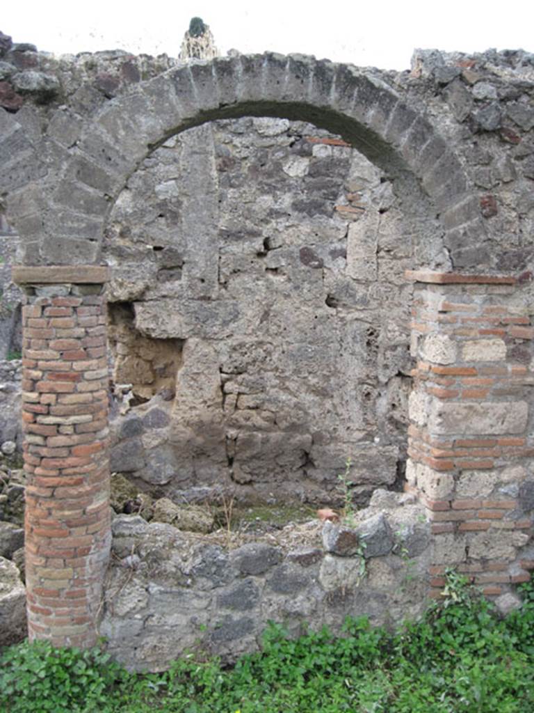I.3.8b Pompeii. September 2010. Detail of northern arch. Photo courtesy of Drew Baker.